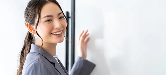 労働環境に満足する女性イメージ